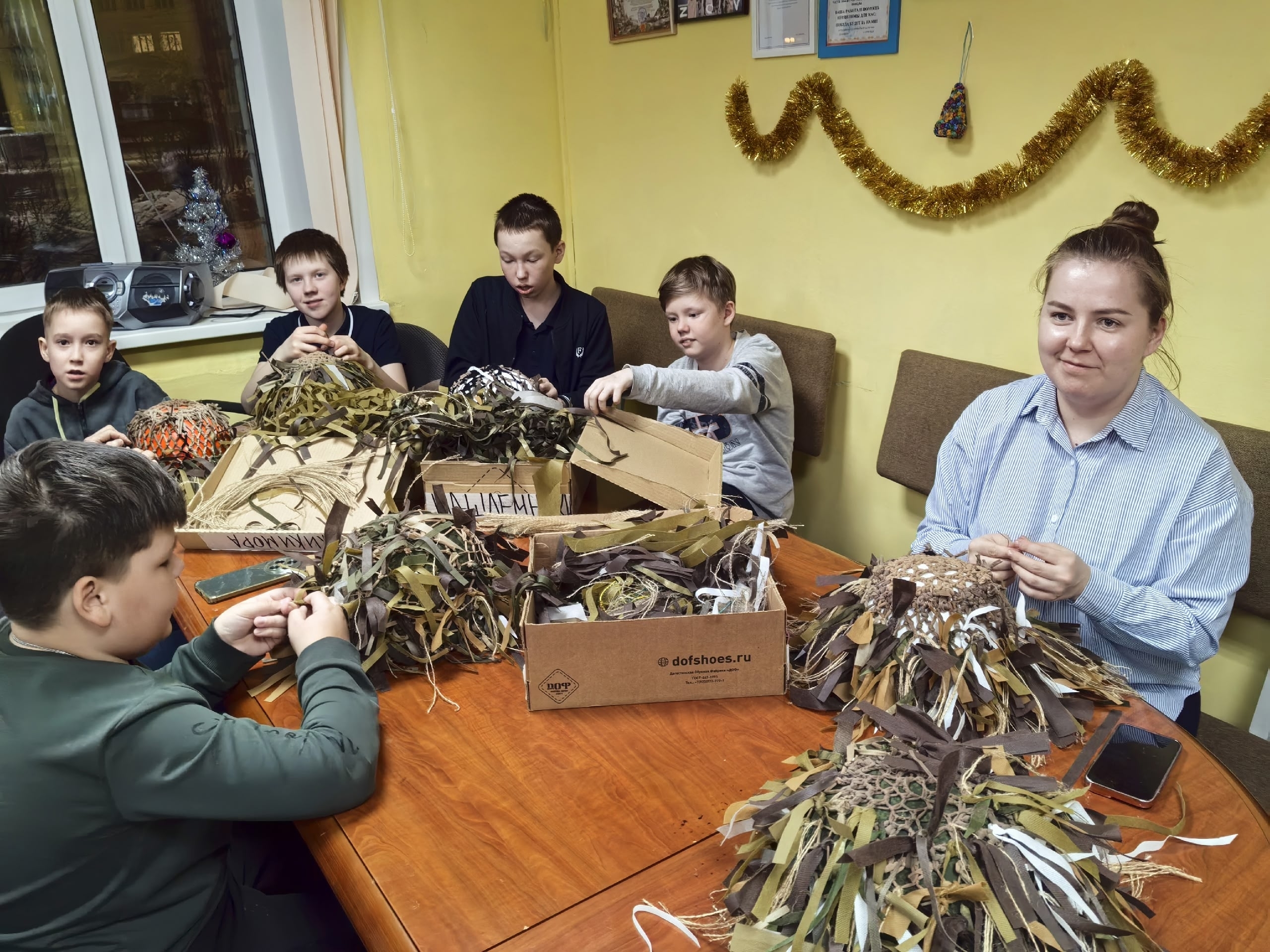 На фотографии изготовление маскировочных сетей..