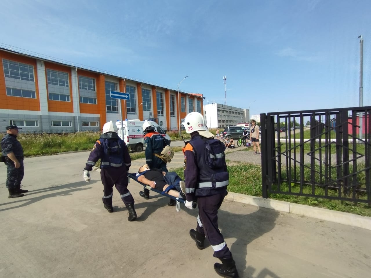 ГУ МЧС России по Республике Коми провело на территории гимназии по адресу ул.Петрозаводская, д.4, командо-штабные учения по действиям в режиме ЧС..