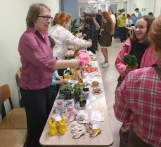 В гимназии прошла весенняя благотворительная ярмарка "Сундучок добра", приуроченная к всероссийским акциям "Неделя добра" и 22 апреля День Земли..