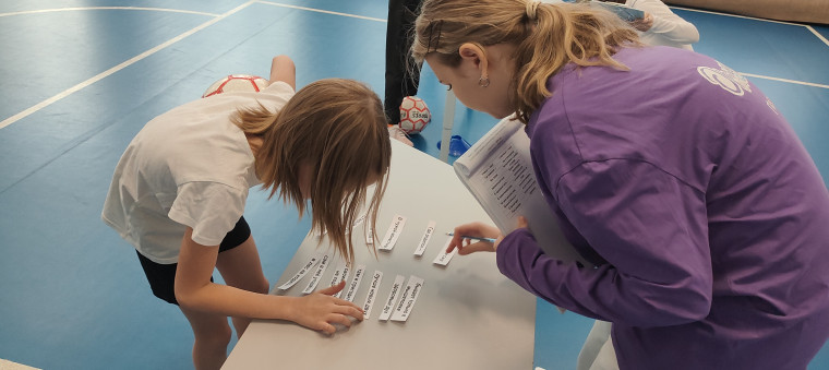 Старшая вожатая рассказывает командам о правилах забега.