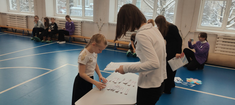 Старшая вожатая рассказывает командам о правилах забега.