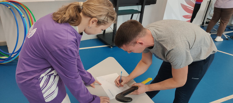 Старшая вожатая рассказывает командам о правилах забега.