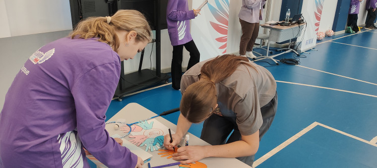 Старшая вожатая рассказывает командам о правилах забега.