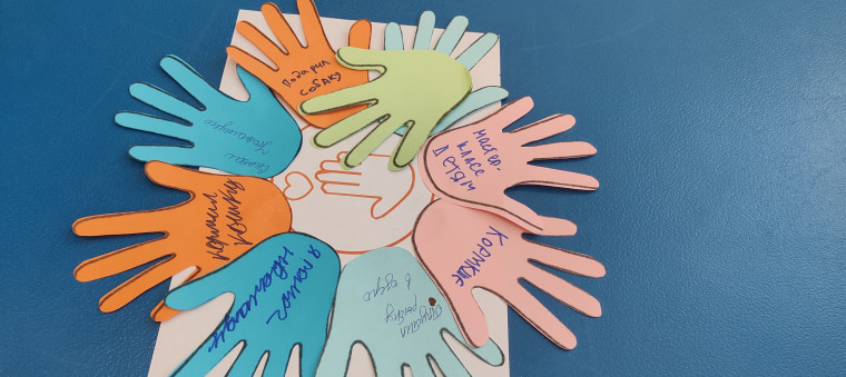 Старшая вожатая рассказывает командам о правилах забега.