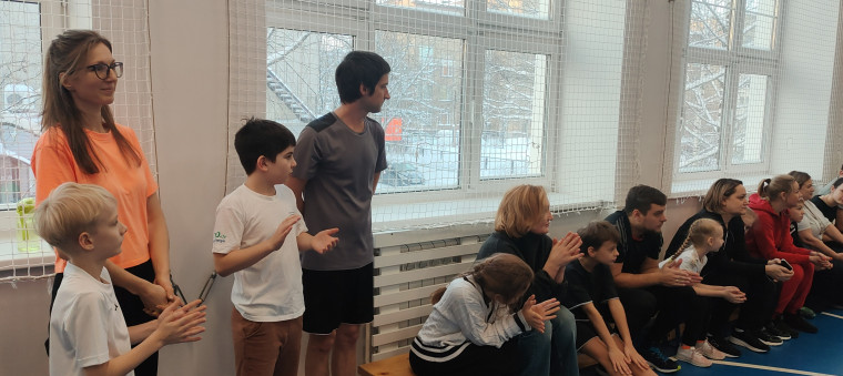 Старшая вожатая рассказывает командам о правилах забега.