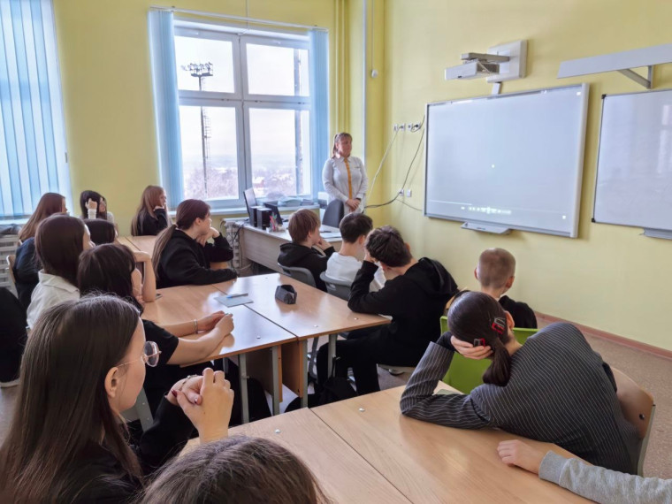 Фотография детей, которые смотрят на видеозапись или слайд по теме мероприятия, посвящённого противодействию травли..